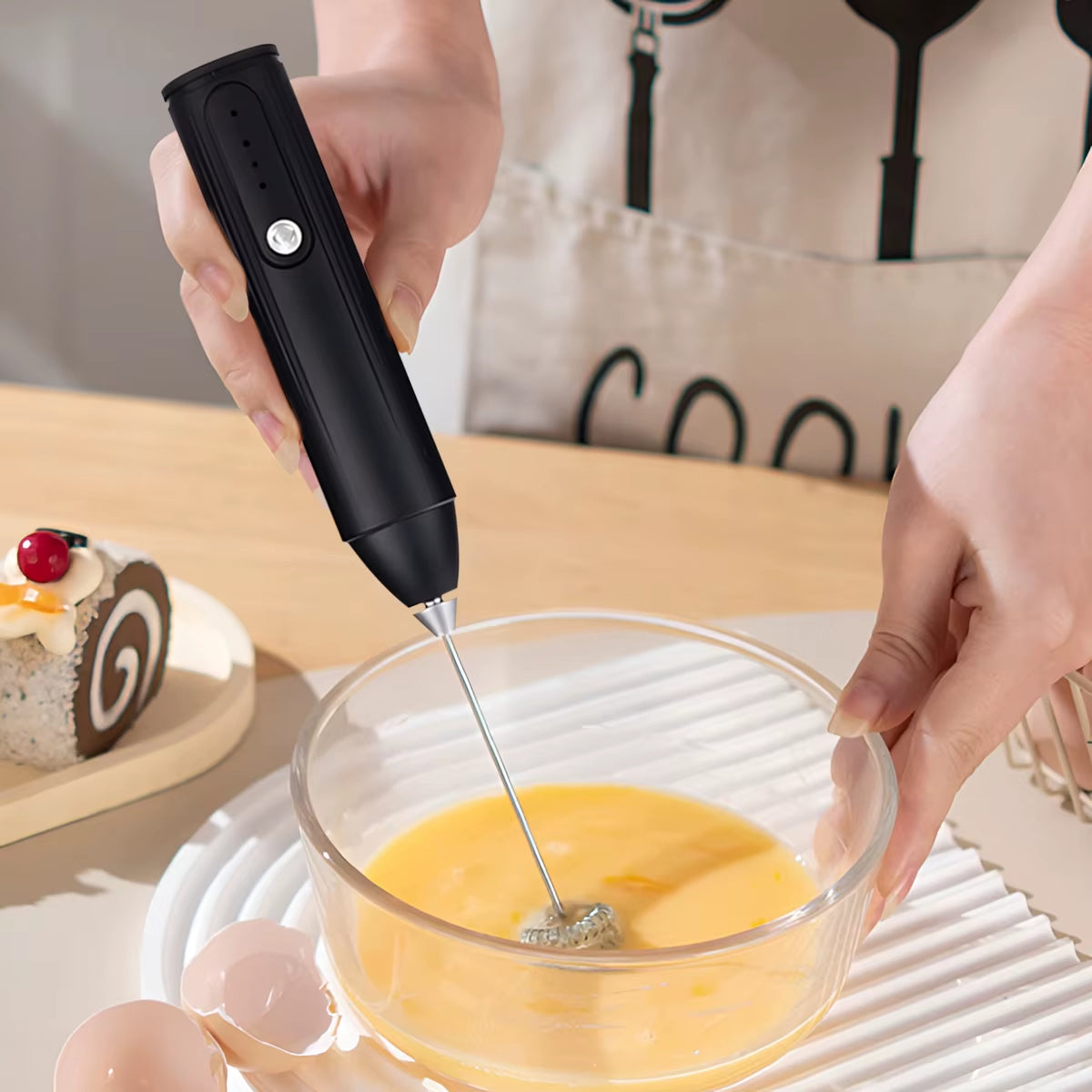 Rechargeable mini electric whisk and milk frother – view 5