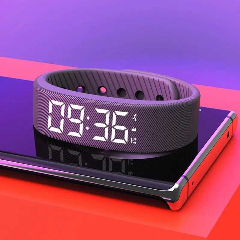 Fitness tracker band with silent alarm – main view
